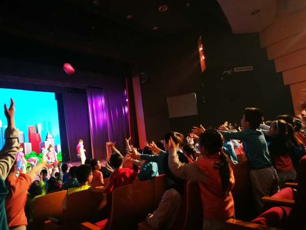 和演员互动的同学们.jpg